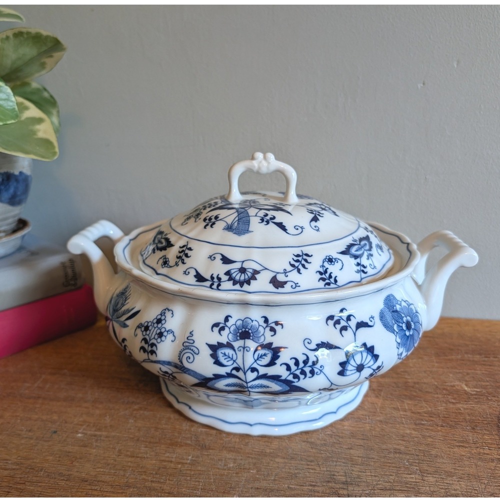 Blue Danube Vintage Round Covered Vegetable Bowl Blue Onion Japan Porcelain